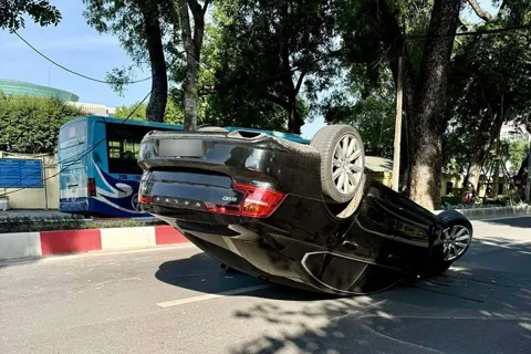 Tai nạn giao thông mới nhất 25/11/2025: tài xế ô tô ngủ gật, mất lái và tự lao vào dải phân cách