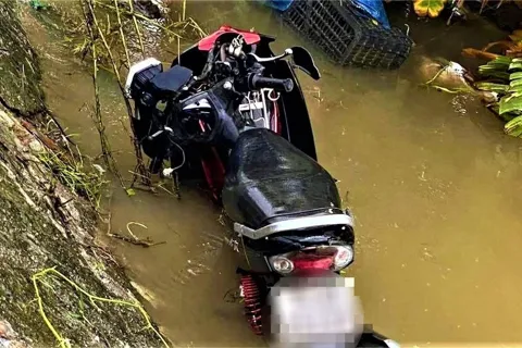 Tai nạn giao thông mới nhất 5/11/2025: bị áo mưa che khuất tầm nhìn, nữ sinh ngã ra đường tử vong