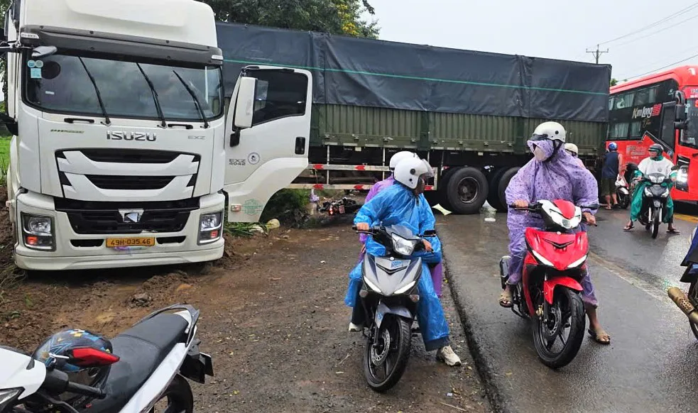 Tai nạn giao thông mới nhất 9/8/2025: xe đầu kéo va chạm 2 xe máy, 1 phụ nữ tử vong