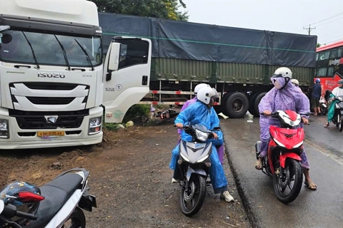 Tai nạn giao thông mới nhất 9/8/2025: xe đầu kéo va chạm 2 xe máy, 1 phụ nữ tử vong