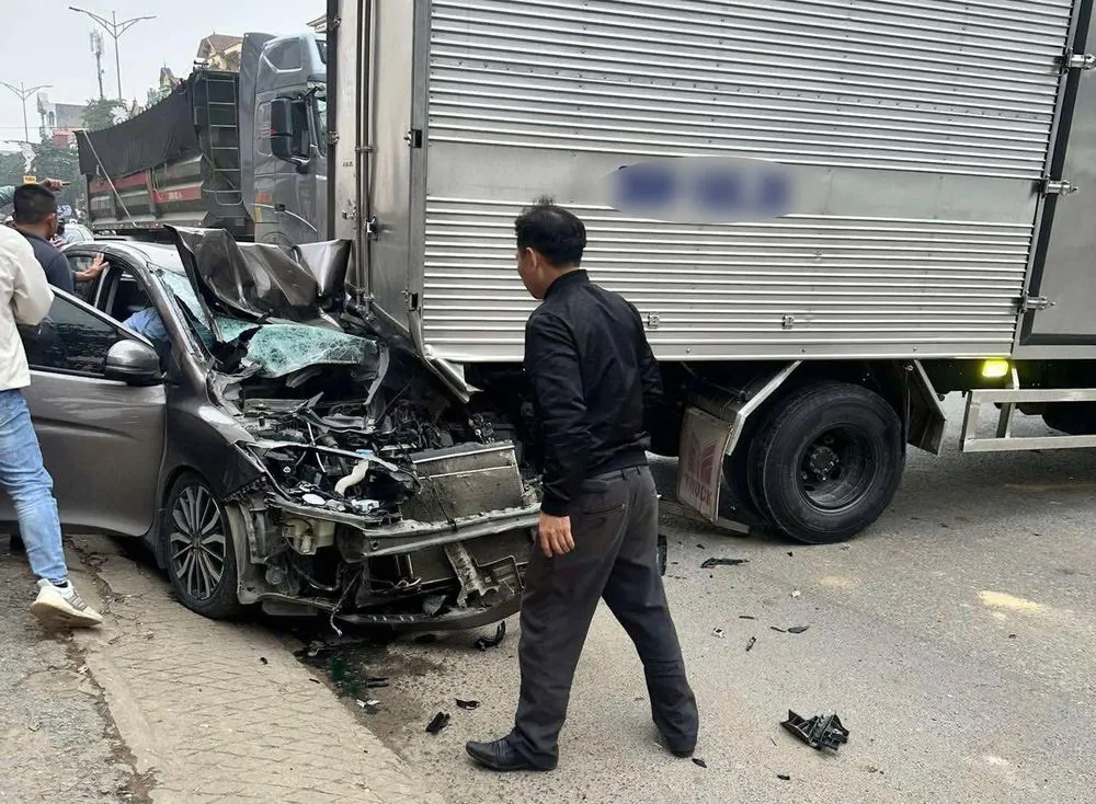 Tai nạn giao thông mới nhất ngày 16/12/2025: 6 ô tô va chạm liên hoàn, xe con bẹp dúm