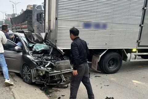 Tai nạn giao thông mới nhất ngày 16/12/2025: 6 ô tô va chạm liên hoàn, xe con bẹp dúm