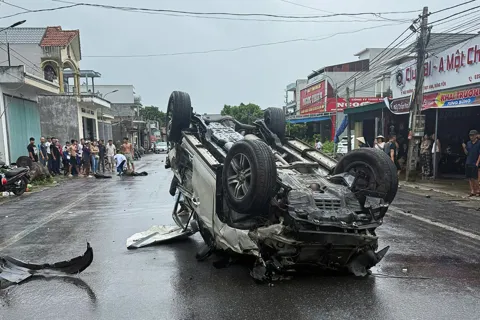 Tai nạn giao thông mới nhất 26/9/2025: xe máy "kẹp 3" lao vào ô tô, 1 người tử vong