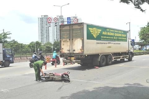 Tai nạn giao thông mới nhất 6/8/2025: người phụ nữ tử vong dưới gầm xe tải