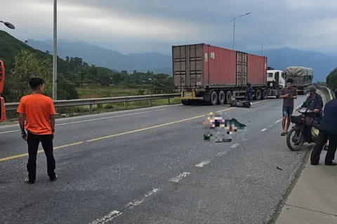 Tai nạn giao thông mới nhất 14/11/2025: hai người tử vong sau va chạm với ô tô tải
