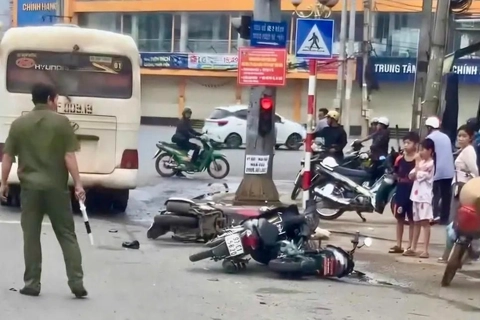 Tai nạn giao thông mới nhất 25/8/2025: xe khách tông hàng loạt xe máy đang dừng chờ đèn đỏ