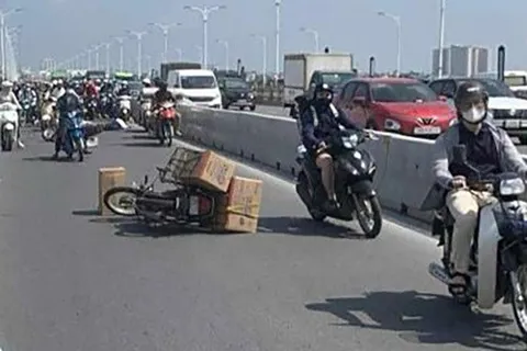 Tai nạn giao thông mới nhất 20/10/2025: tai nạn giữa 2 xe máy trên cầu Vĩnh Tuy khiến cô gái tử vong