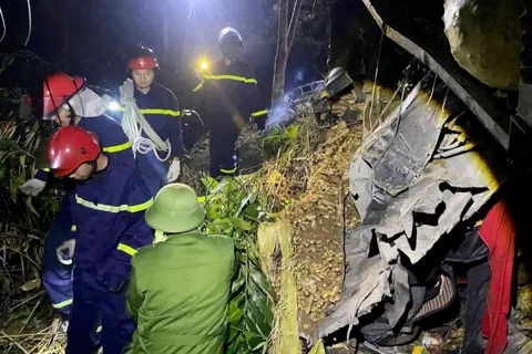 Tai nạn giao thông mới nhất 2/12/2025: xe tải lao xuống vực sâu 100m, tài xế tử vong
