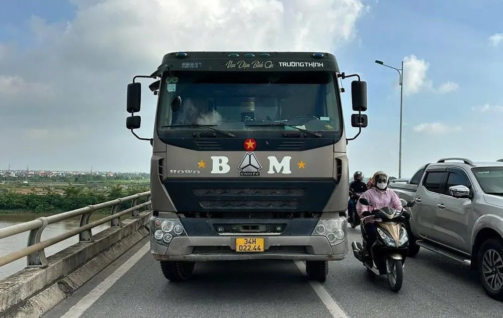 Tai nạn giao thông mới nhất 12/8/2025: xe tải va chạm xe máy khiến 1 phụ nữ tử vong