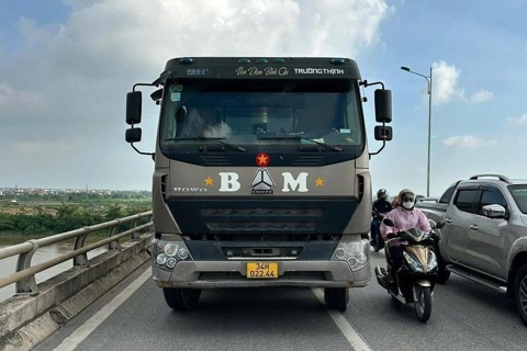 Tai nạn giao thông mới nhất 12/8/2025: xe tải va chạm xe máy khiến 1 phụ nữ tử vong