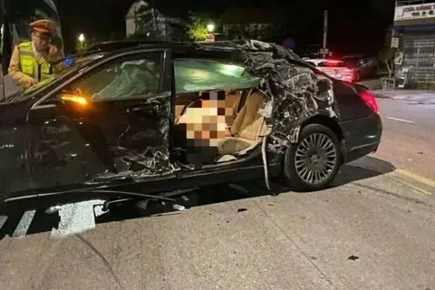 Tai nạn giao thông mới nhất 20/11/2025: xe sang Maybach S600 đâm xe khách, một người tử vong