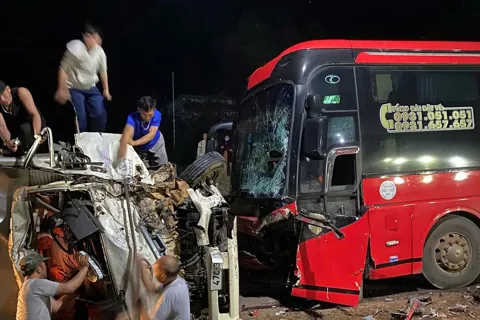 Tai nạn giao thông mới nhất ngày 22/12/2025: phá cabin xe tải, cứu đôi vợ chồng mắc kẹt sau tai nạn