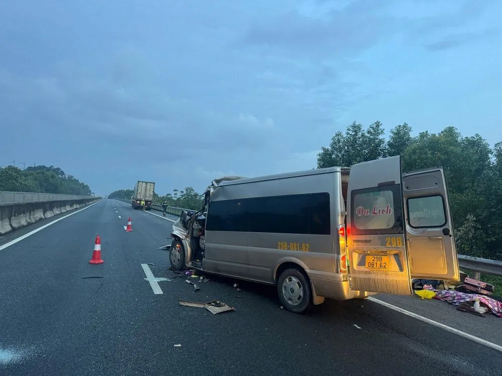 Tai nạn giao thông mới nhất 9/12/2025: xe chở gia đình đi đám cưới gặp nạn trên cao tốc, 4 người tử vong