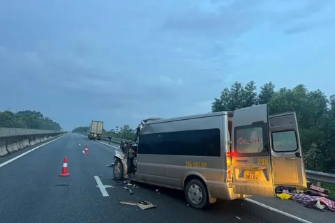 Tai nạn giao thông mới nhất 9/12/2025: xe chở gia đình đi đám cưới gặp nạn trên cao tốc, 4 người tử vong
