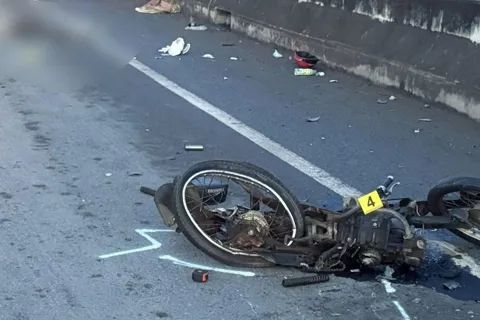 Tai nạn giao thông mới nhất 24/11/2025: người đàn ông tử vong bên xe máy trên đường
