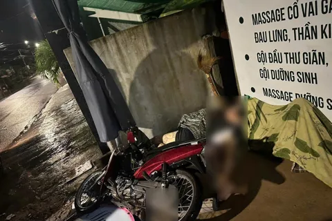 Tai nạn giao thông mới nhất 3/11/2025: xe máy kẹp 3 tự gây tai nạn, 1 thiếu niên tử vong