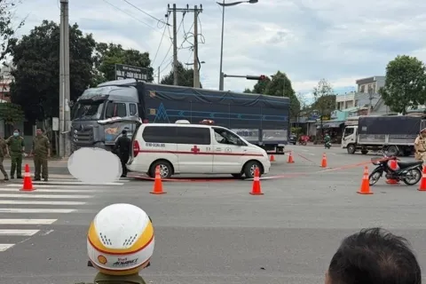 Tai nạn giao thông mới nhất 4/12/2025: người đàn ông tử vong dưới bánh xe tải