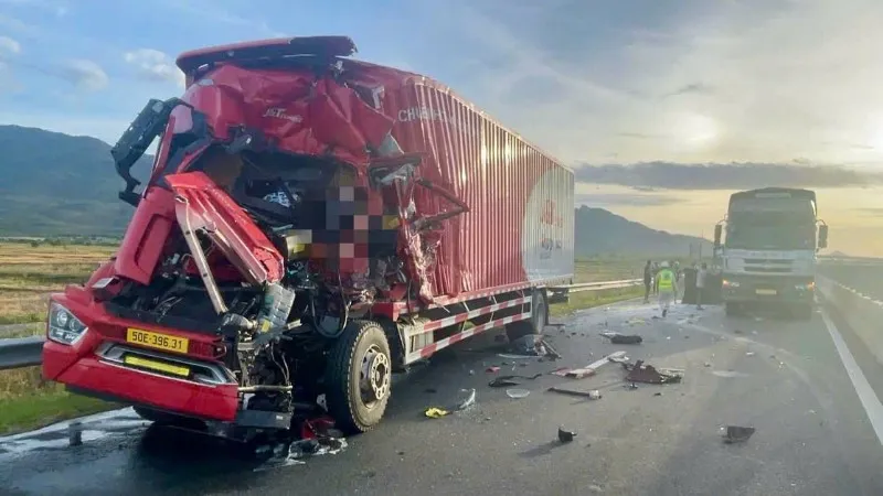 Tai nạn giao thông mới nhất 13/12/2025: hai xe tông nhau trên cao tốc, tài xế mắc kẹt trong cabin