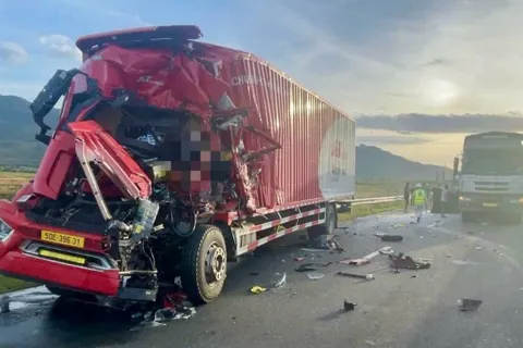 Tai nạn giao thông mới nhất 13/12/2025: hai xe tông nhau trên cao tốc, tài xế mắc kẹt trong cabin