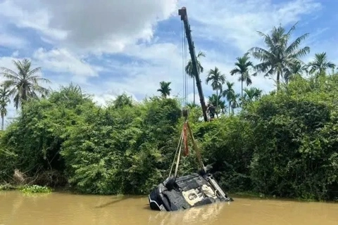 Tai nạn giao thông mới nhất 27/5/2025: ô tô rơi xuống sông, 2 ông cháu may mắn thoát chết