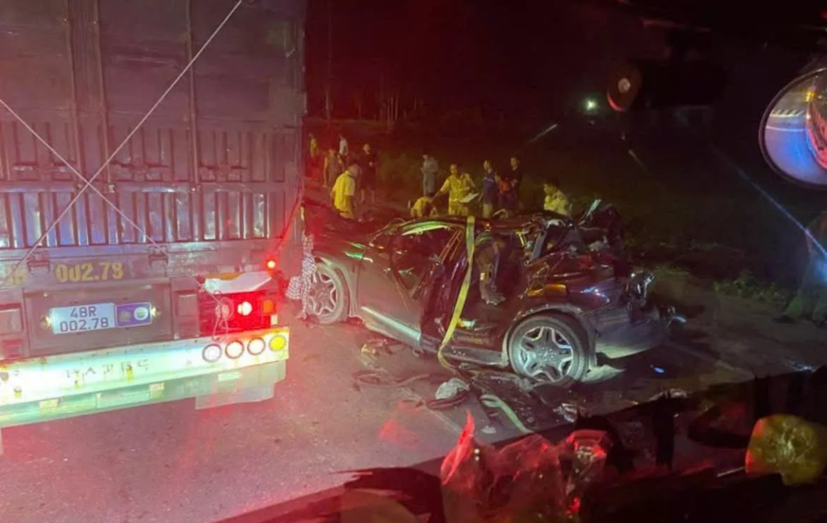 Tai nạn giao thông mới nhất 4/9/2025: đang chờ đèn đỏ, ô tô 7 chỗ bị xe tải tông bẹp dúm