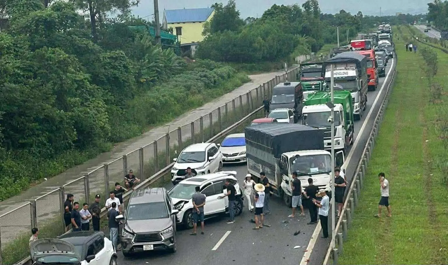 Tai nạn giao thông mới nhất 22/9/2025: tai nạn liên hoàn gây ùn tắc cao tốc Hà Nội - Thái Nguyên