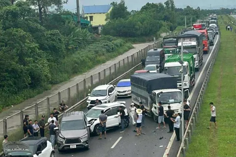 Tai nạn giao thông mới nhất 22/9/2025: tai nạn liên hoàn gây ùn tắc cao tốc Hà Nội - Thái Nguyên
