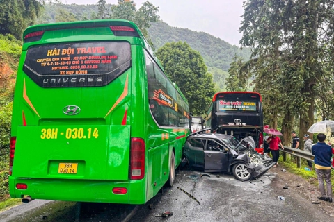 Tai nạn giao thông mới nhất 8/6/2025: ô tô con biến dạng sau tai nạn liên hoàn