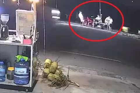 Tai nạn giao thông mới nhất 6/12/2025: ngồi uống nước ven đường, 2 thanh niên bị xe khách tông tử vong