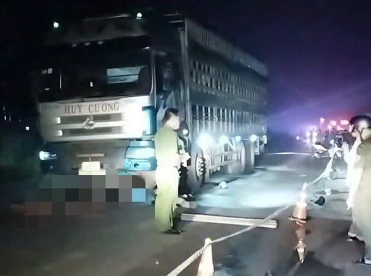 Tai nạn giao thông mới nhất 18/9/2025: vợ chồng tử vong, người con bị thương nặng sau tai nạn với xe tải
