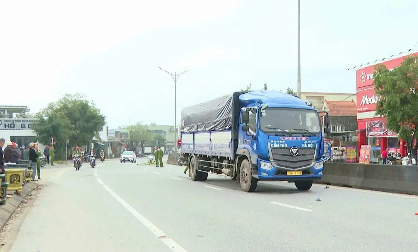 Tai nạn giao thông mới nhất 10/12/2025: đi bộ băng qua quốc lộ 1, cụ bà bị xe tải tông tử vong