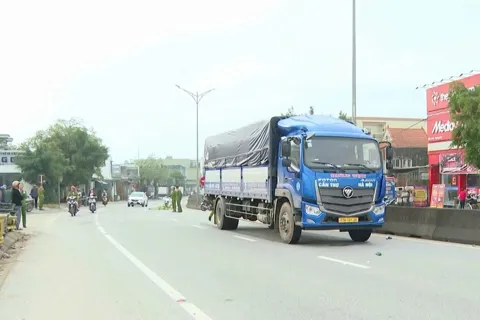 Tai nạn giao thông mới nhất 10/12/2025: đi bộ băng qua quốc lộ 1, cụ bà bị xe tải tông tử vong