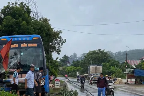 Tai nạn giao thông mới nhất 27/9/2025: xe khách mất lái trên quốc lộ 6, 2 người bị thương