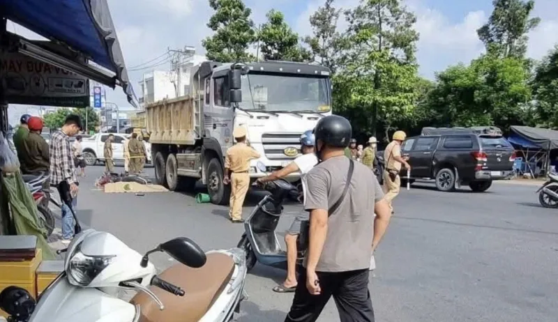 Tai nạn giao thông mới nhất 16/7/2025: rơi vào ''điểm mù'' của xe ben, 2 người phụ nữ thương vong