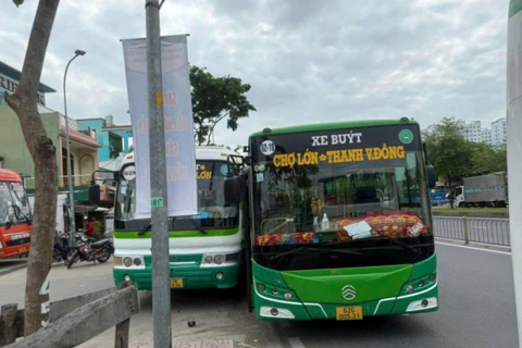 Tai nạn giao thông mới nhất 12/7/2025: xe buýt tranh giành khách ép nhau văng lên vỉa hè