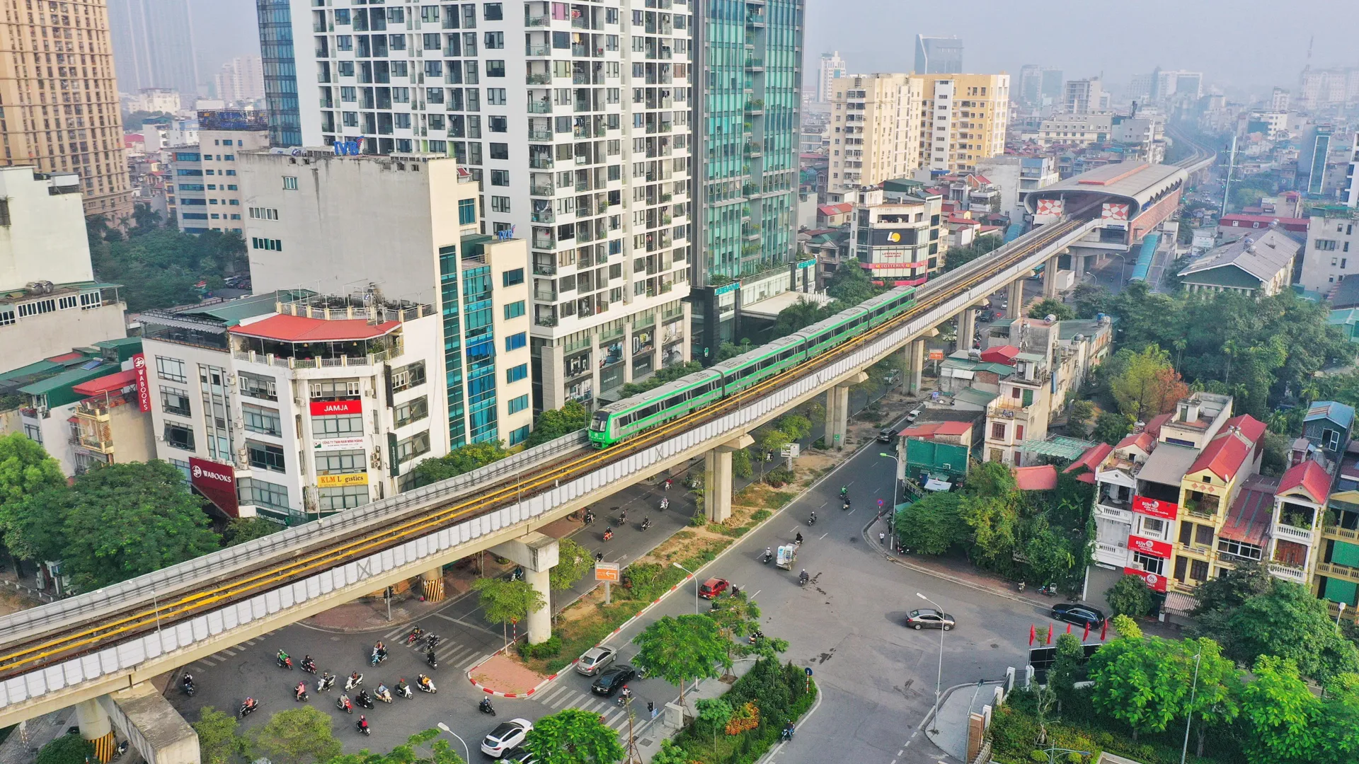 Khắc phục lỗi rò rỉ nước từ máy điều hòa trên tàu điện Cát Linh - Hà Đông