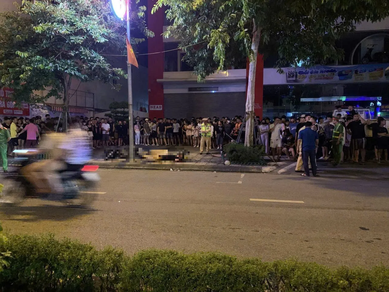 Tai nạn giao thông mới nhất 3/8/2025: xe máy chở 3 tông vào cột điện, 1 người tử vong tại chỗ