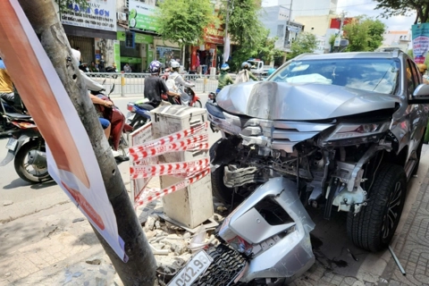 Tai nạn giao thông mới nhất 16/9/2025: xe 7 chỗ gây tai nạn liên hoàn, 3 người nhập viện