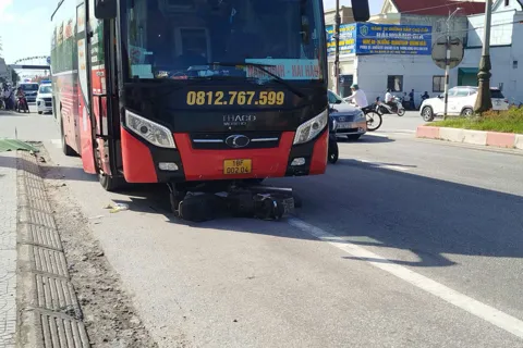 Tai nạn giao thông mới nhất 20/9/2025: ô tô khách cuốn xe máy vào gầm, 1 người tử vong