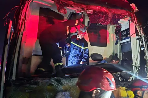 Tai nạn giao thông mới nhất 29/10/2025: xe khách đâm đuôi xe tải trên cao tốc, cảnh sát xuyên đêm cứu nạn