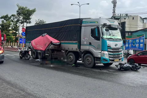 Tai nạn giao thông mới nhất 7/11/2025: nữ sinh 20 tuổi tử vong sau va chạm với xe tải