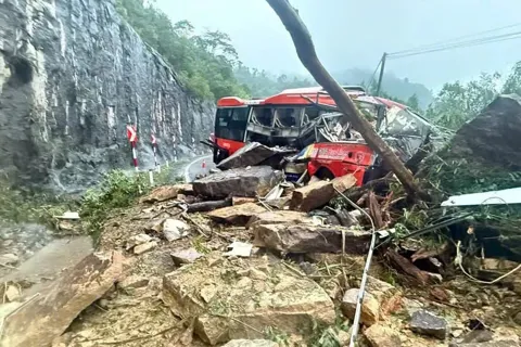 Tai nạn giao thông mới nhất 17/11/2025: đất đá vùi xe khách trên đèo Khánh Lê, 6 người tử vong