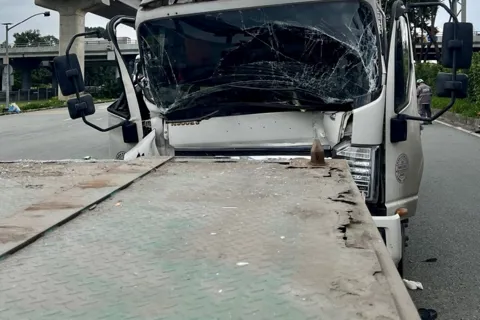 Tai nạn giao thông mới nhất 18/11/2025: phá cabin giải cứu tài xế xe tải sau va chạm với xe đầu kéo