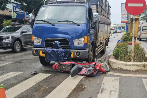 Tai nạn giao thông mới nhất 28/11/2025: hai ông cháu đi xe máy bị xe tải tông tử vong