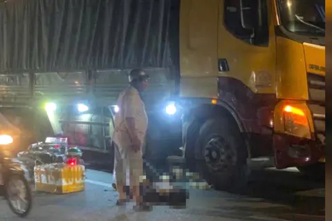 Tai nạn giao thông mới nhất ngày 20/12/2025: xe máy cuốn vào gầm xe tải, 2 thiếu niên tử vong