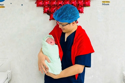 Những công dân chào đời trong ngày non sông rộn ràng
