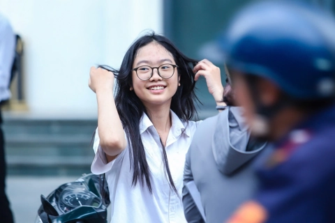Những nụ cười rạng rỡ của thí sinh sau khi hoàn thành bài thi toán