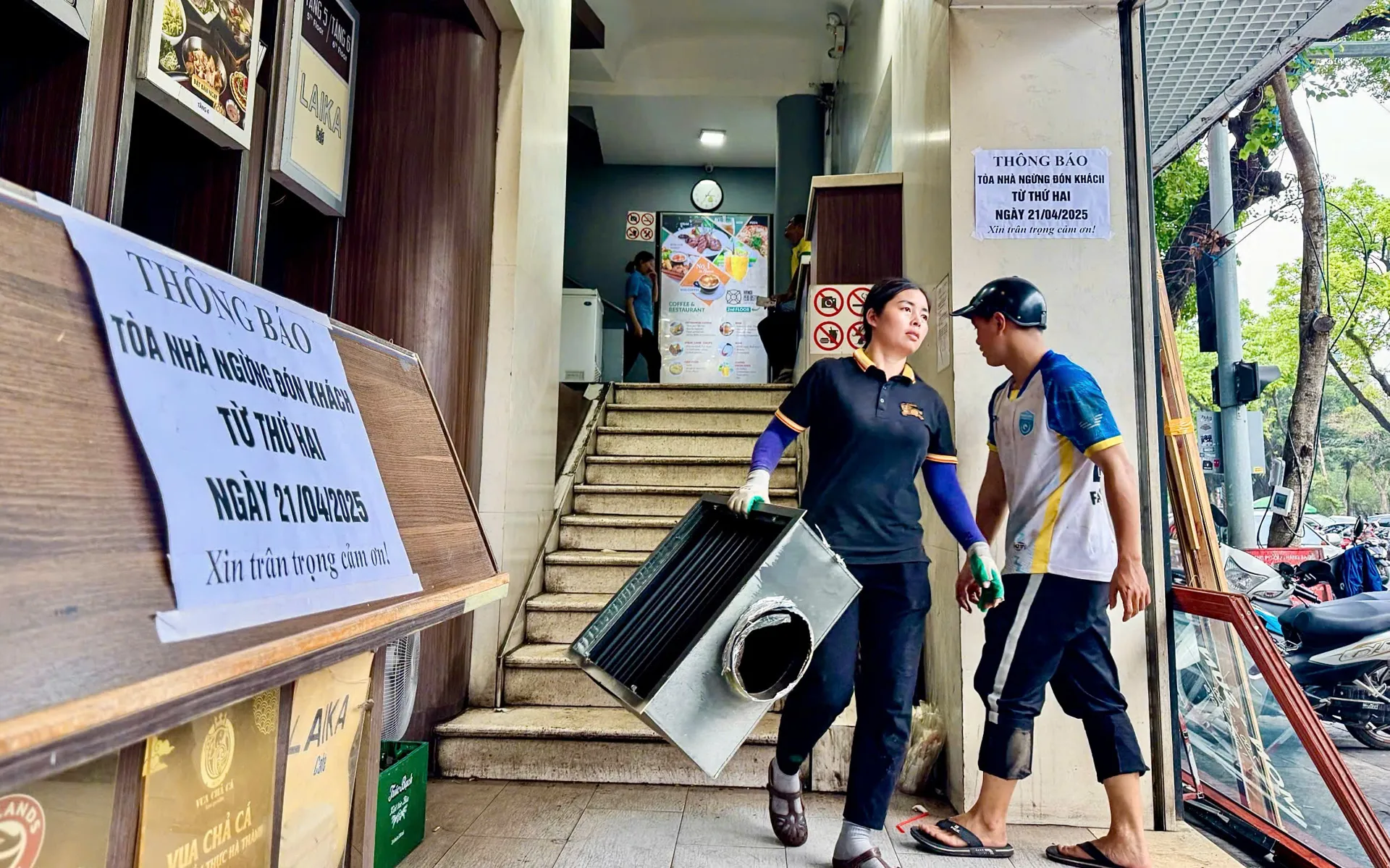 Người dân di chuyển đồ đạc, tài sản chuẩn bị cho việc phá dỡ toà nhà "Hàm cá mập"