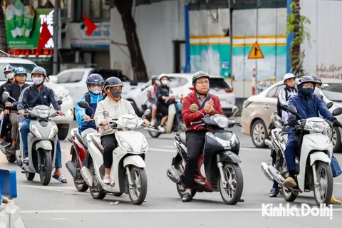 Người dân Thủ đô cảm nhận rõ thời tiết se lạnh đầu mùa