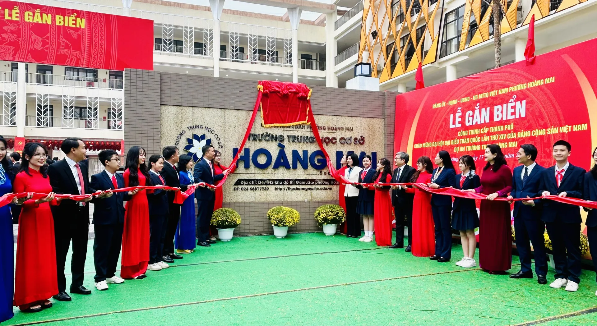 Gắn biển công trình Trường THCS Hoàng Mai chào mừng Đại hội XIV của Đảng